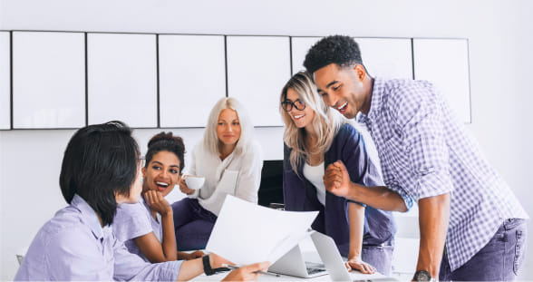 Cinco personas en una reunión de trabajo cerca de una mesa