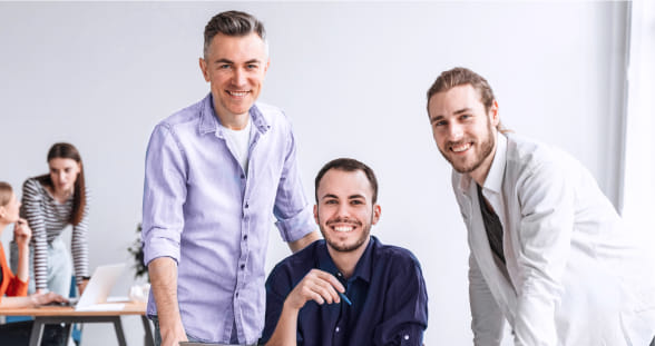 Tres hombres en el trabajo posando para una foto